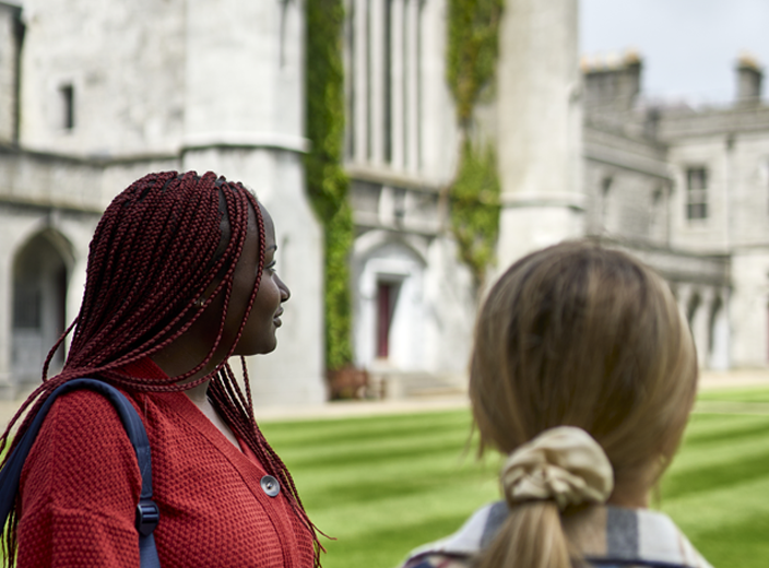 C&uacute;rsa&iacute; Tiontaithe